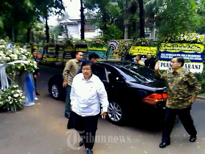 Suasana Pelayat Dirumah Duka Susi Pudjiastuti