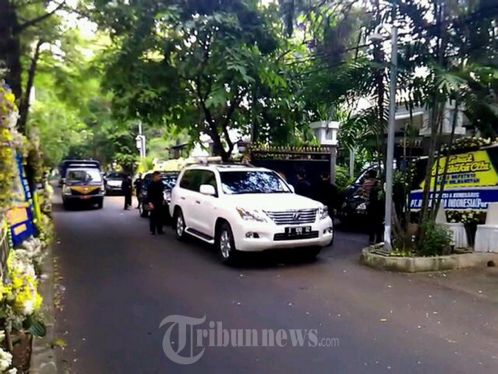 Suasana Pelayat Dirumah Duka Susi Pudjiastuti