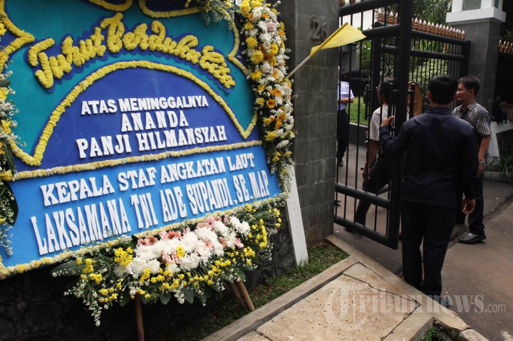 Suasana Rumah Duka Menteri Susi Pudjiastuti