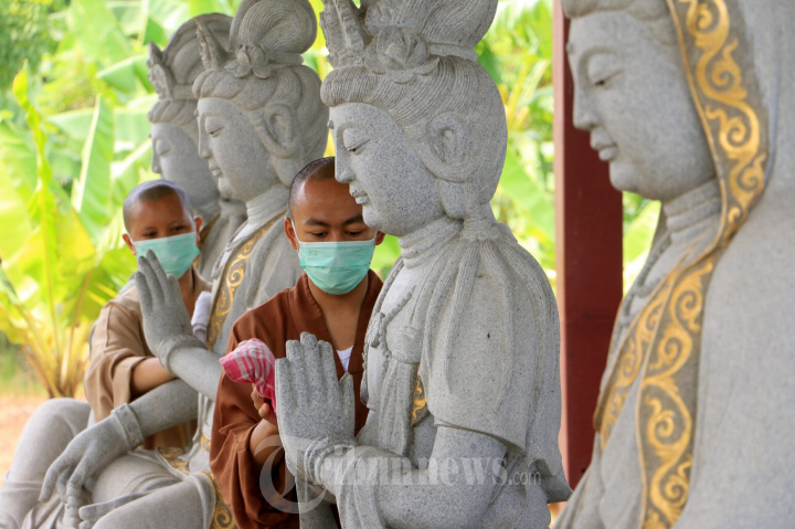 Suhu Membersihkan Rupang di Vihara Mahavira Graha Semarang