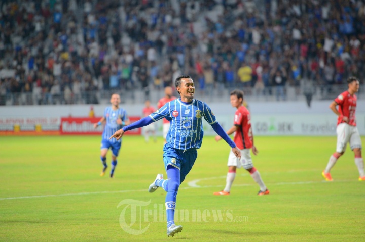 Sunarto Berselebrasi Usai Cetak Gol