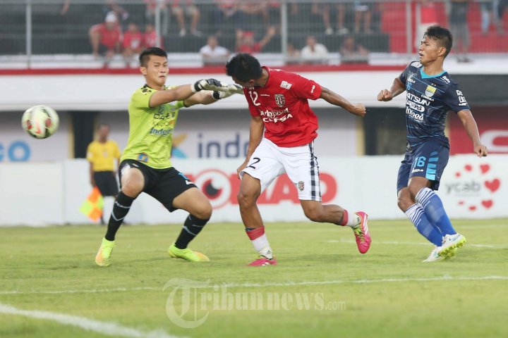 Sundulan Bola Lerby Ditepis Kiper Persib