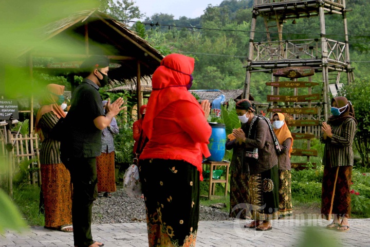 Sungkeman Antarwarga di Tengah Covid-19 Ala Kampung Jawi Semarang