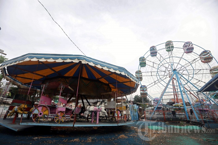 Sunyi Sepi Pasar Malam di Pinggir Kanal Banjir Timur