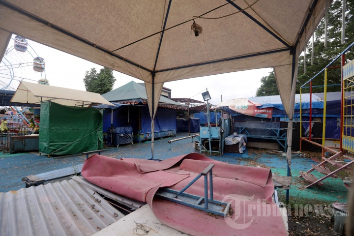 Sunyi Sepi Pasar Malam di Pinggir Kanal Banjir Timur
