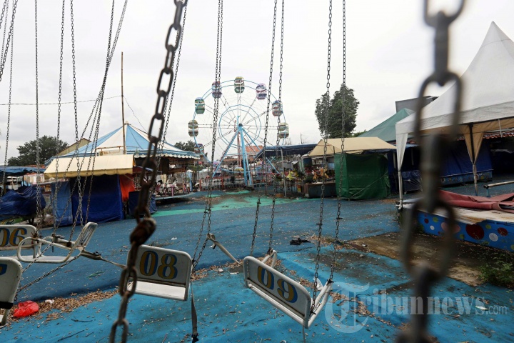 Sunyi Sepi Pasar Malam di Pinggir Kanal Banjir Timur