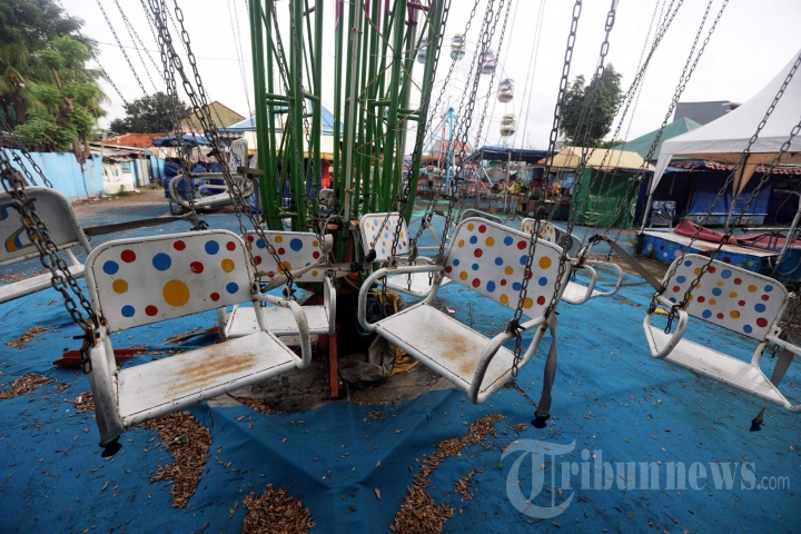 Sunyi Sepi Pasar Malam di Pinggir Kanal Banjir Timur