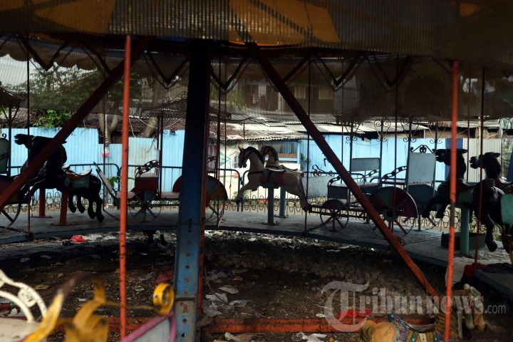 Sunyi Sepi Pasar Malam di Pinggir Kanal Banjir Timur