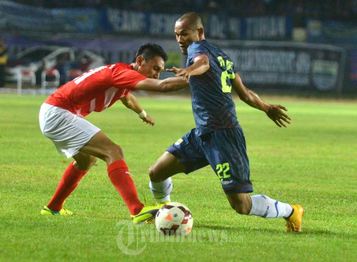 Supardi Nasir Dihadang Pemain Felda United Malysia