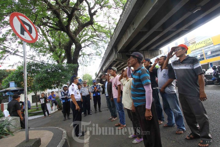 Supir Langgar Rambu Dihukum Hormat Pada Rambu Lalu Lintas, Foto 1 ...