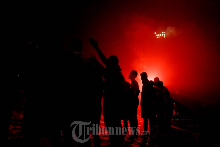 Suporter Bakar Kembang Api di Stadion Jatidiri Semarang
