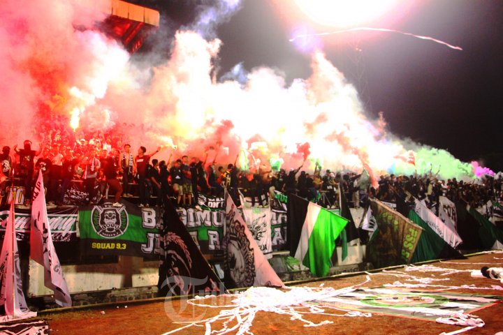 Suporter Bakar Kembang Api di Stadion Jatidiri Semarang