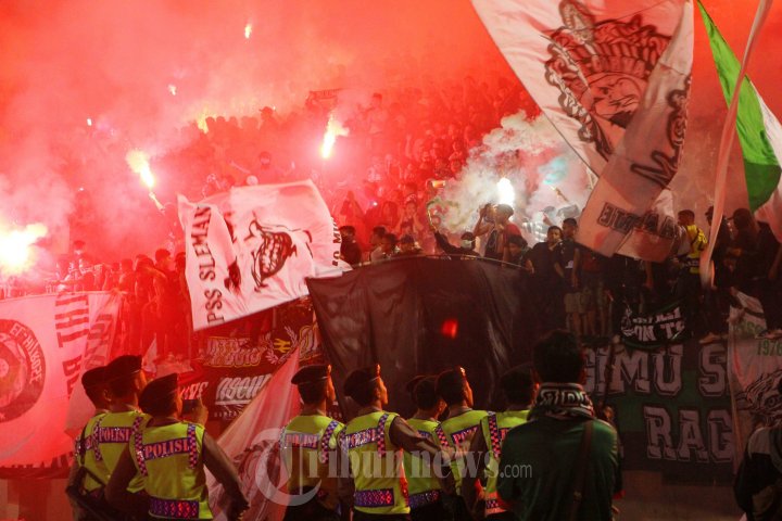 Suporter Bakar Kembang Api di Stadion Jatidiri Semarang