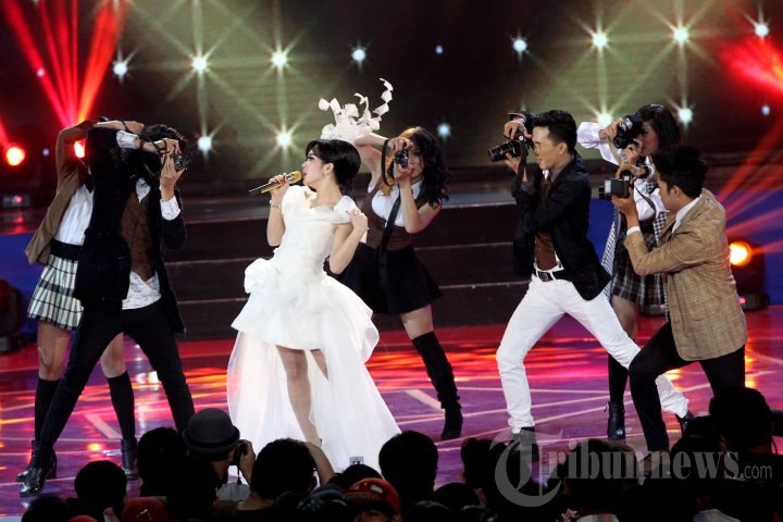 Syahrini di Dahsyatnya Awards 2015