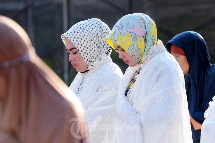 Syahrini Potong Hewan Qurban