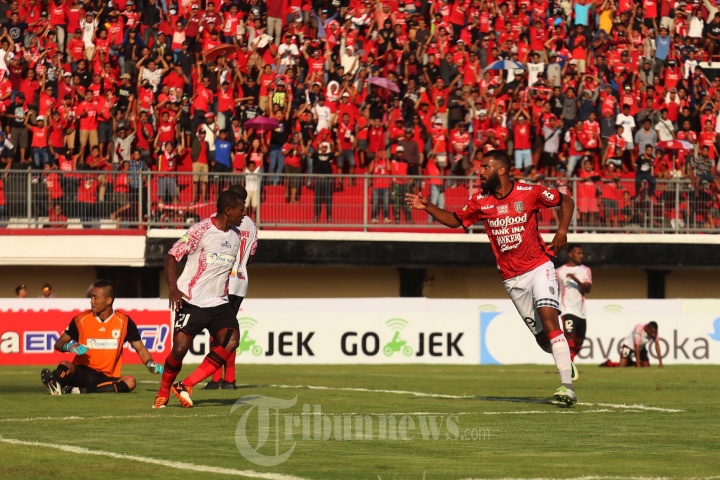 Sylvano Lakukan Selebrasi