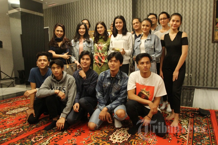 Deretan pemeran 'Dear Nathan Hello Salma' dan tim produksi menggelar acara syukuran di kantor Rapi Films, Jakarta, Rabu (16/5/2018).