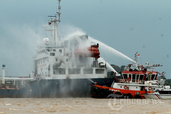 Tabrakan Kapal Tanker di Sungai Kapuas