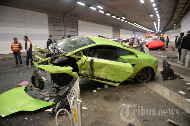 Tabrakan Supercar Ala Film Fast and Furious 7