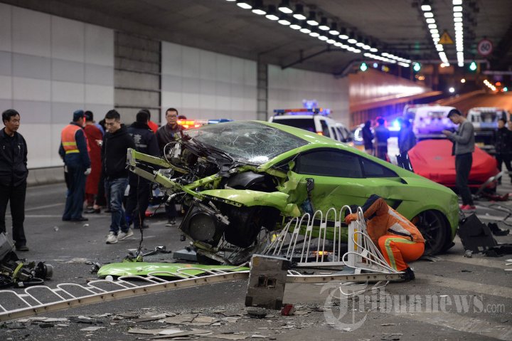 Tabrakan Supercar Ala Film Fast and Furious 7