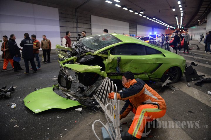 Tabrakan Supercar Ala Film Fast and Furious 7