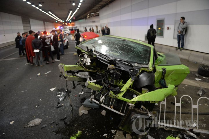 Tabrakan Supercar Ala Film Fast and Furious 7