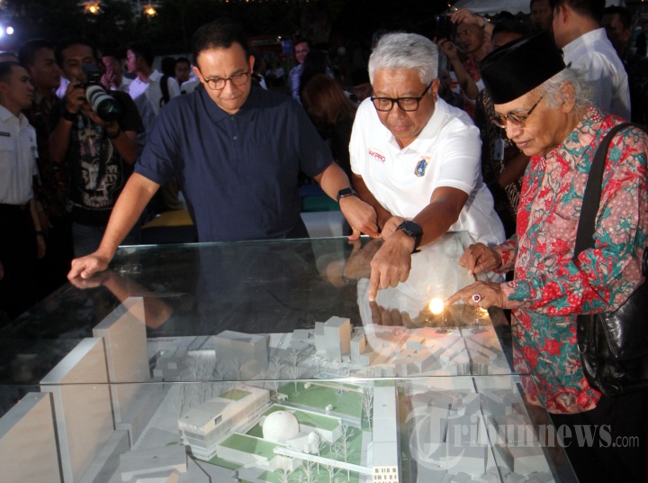 Gubernur DKI Jakarta Anie Baswedan (kiri) bersama Direktur Utama PT Jakarta Propertindo (Jakpro) Dwi Wahyu Daryoto (tengah) dan Budayawan Salim Said (kanan) mengamati maket pembangunan Taman Ismail Marzuki (TIM) dalam acara peletakan batu pertama proyek Revitalisasi TIM di Jakarta, Rabu (3/7/2019). Revitalisasi PKJ TIM ini dilakukan dalam rangka meningkatkan dan memutakhirkan kawasan menjadi sentra kegiatan kesenian dan kebudayaan bertaraf internasional. 
