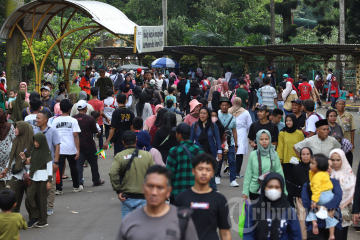 Taman Margasatwa Ragunan Diserbu Wisatawan