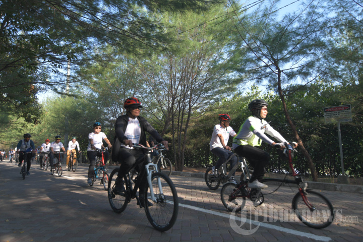 Tanam 1500 Bibit Mangrove di Kebun Raya Mangrove Gunung Anyar Surabaya