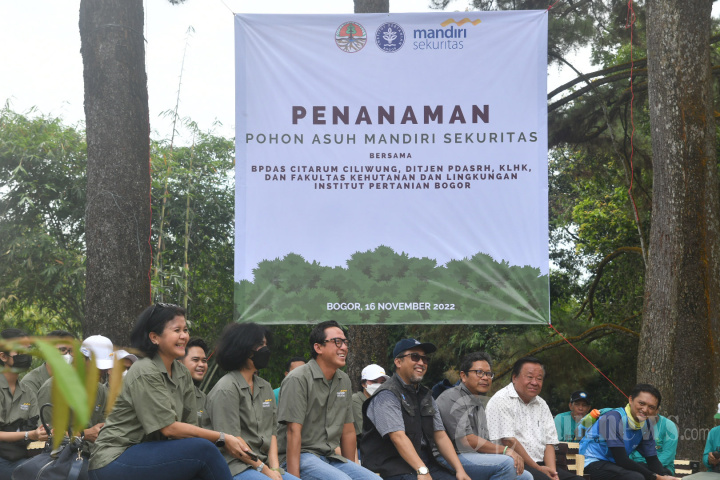 Tanam Pohon Asuh Mandiri Sekuritas