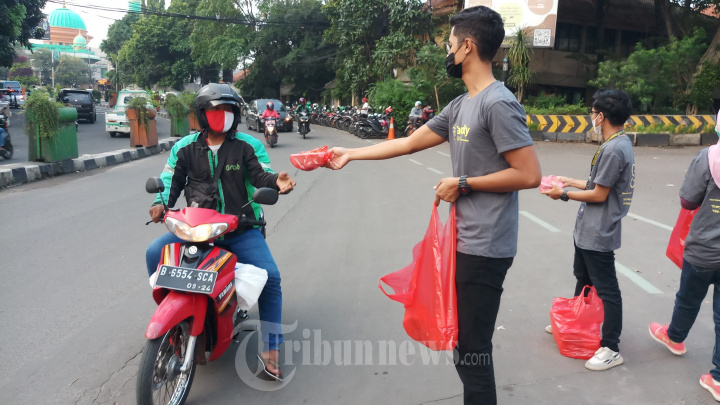 Tangcity Mall Bagi-Bagi Nasi Kotak Ramadan