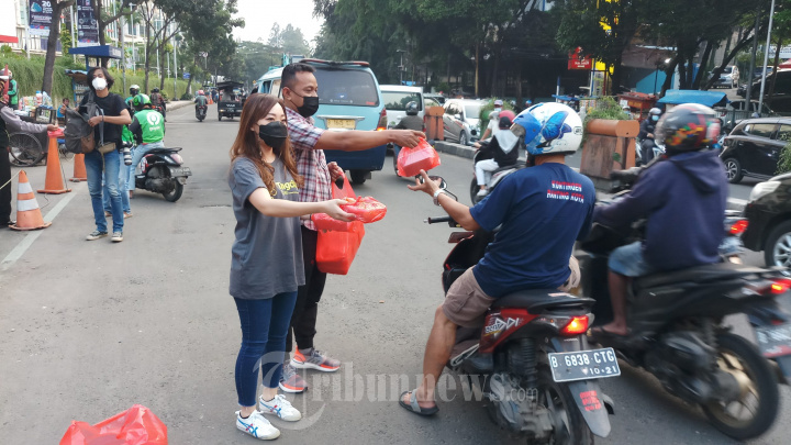 Tangcity Mall Bagi-Bagi Nasi Kotak Ramadan