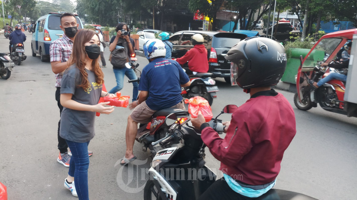 Tangcity Mall Bagi-Bagi Nasi Kotak Ramadan