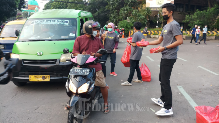 Tangcity Mall Bagi-Bagi Nasi Kotak Ramadan