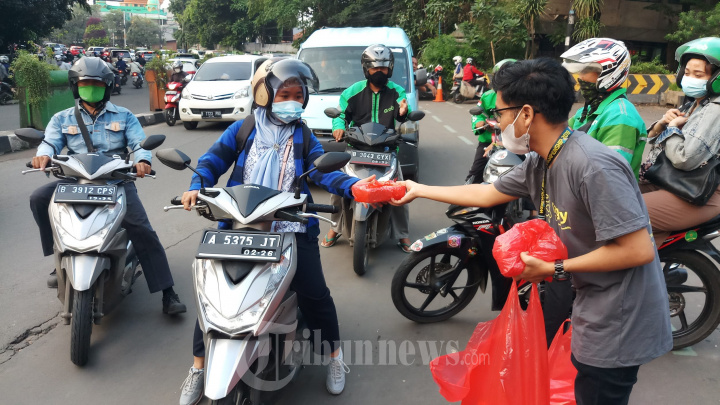 Tangcity Mall Bagi-Bagi Nasi Kotak Ramadan