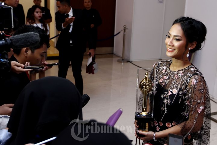 Tara Basro Meraih Pemeran Wanita Terbaik