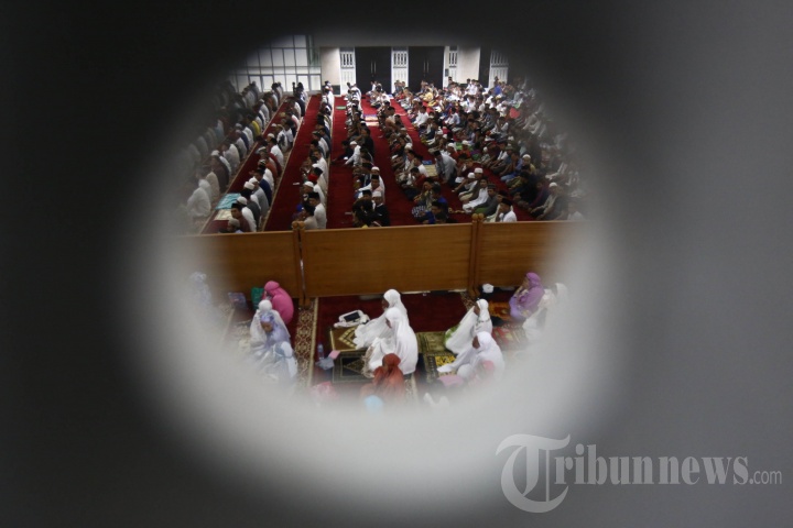 Tarawih Pertama di Mesjid KH Hasyim Ashari