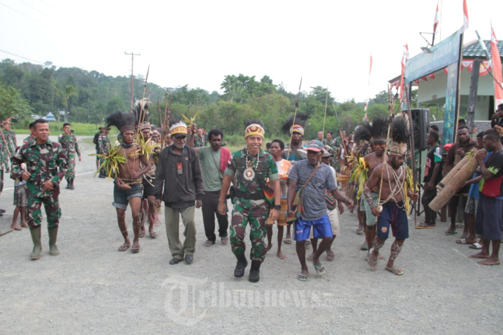 Tarian Adat Papua Lepas Personel Satgas Yonif 126/KC