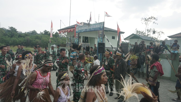 Tarian Adat Papua Lepas Personel Satgas Yonif 126/KC