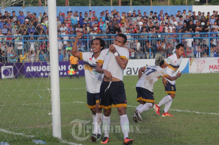 Taufiq Berselebrasi Usai Cetak Gol