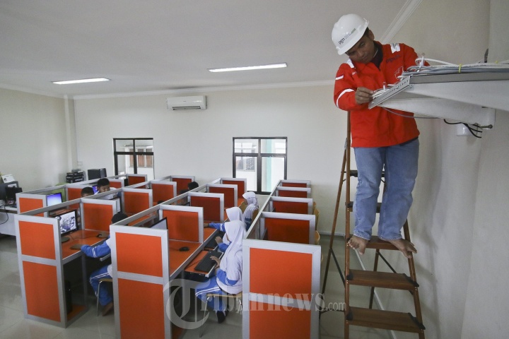 Teknisi PGASCOM Pasang Jaringa Internet di SMP Nabila Batam