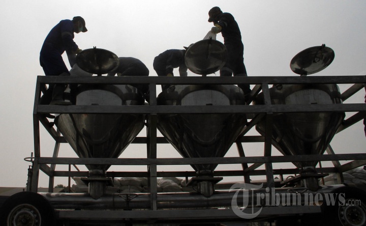 ILUSTRASI - TMC - Petugas sedang memasukkan garam kedalam konsul garam untuk melakukan Teknologi Modifikasi Cuaca (TMC) di Pangakalan Udara Roesmin Nurjadin, Pekanbaru, Selasa (24/9). Hercules milik TNI AU diperbantukan untuk melakukan penyemaian awan atau hujan buatan yang langsung menebarkan empat ton garam di beberapa titik di Riau. 