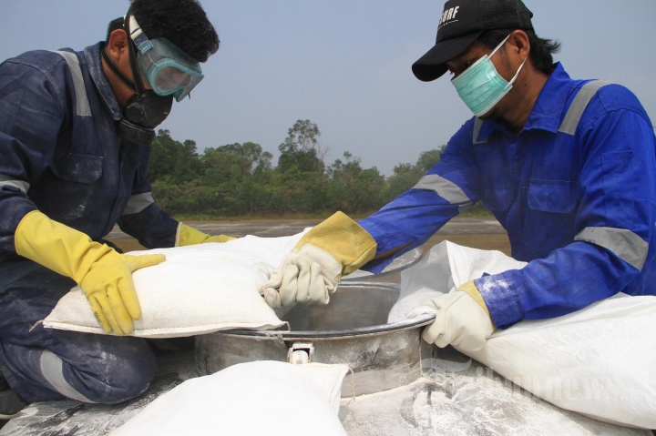 ILUSTRASI - TMC - Petugas sedang memasukkan garam kedalam konsul garam untuk melakukan Teknologi Modifikasi Cuaca (TMC) di Pangakalan Udara Roesmin Nurjadin, Pekanbaru, Selasa (24/9). Hercules milik TNI AU diperbantukan untuk melakukan penyemaian awan atau hujan buatan yang langsung menebarkan empat ton garam di beberapa titik di Riau. 