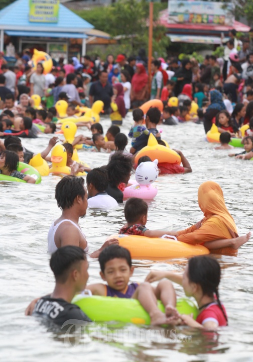 Tempat Wisata Pantai Ancol Penuh Wisatawan