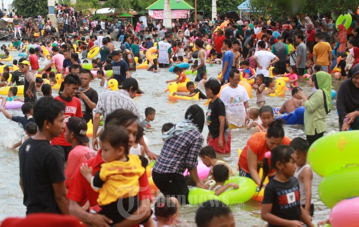 Tempat Wisata Pantai Ancol Penuh Wisatawan