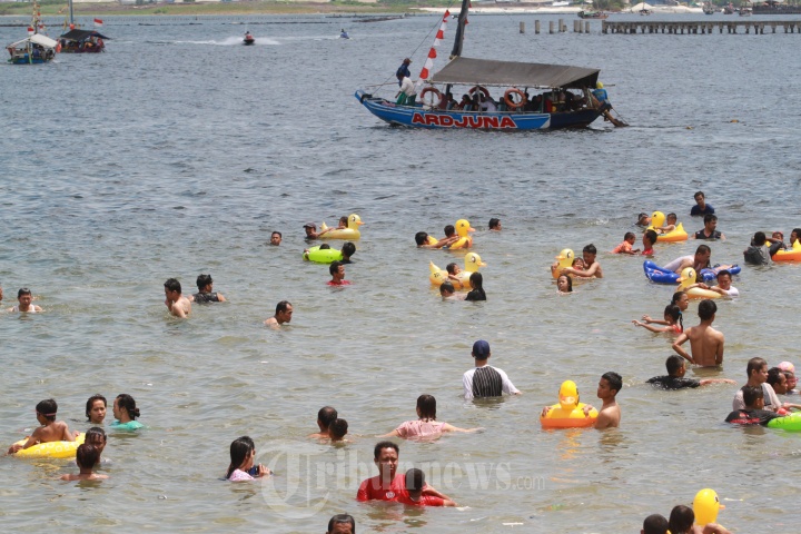 Tempat Wisata Pantai Ancol Penuh Wisatawan