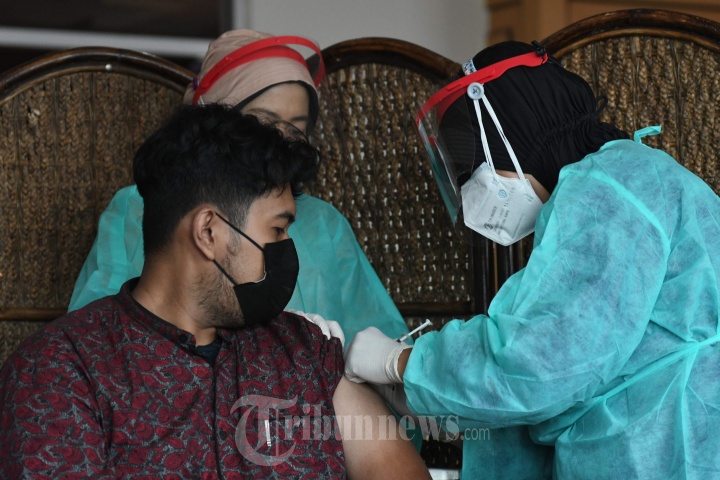 Tenaga Medis RS Husada Utama Surabaya Vaksinasi Covid-19