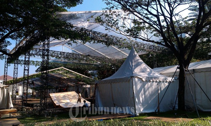Tenda di Halaman Istana NegaraTenda di Halaman Istana Negara