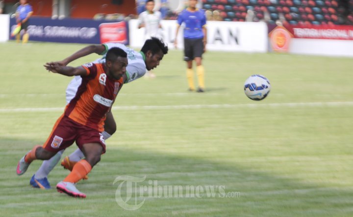 Teren Owang Berebut Bola Dengan Zulfiandi