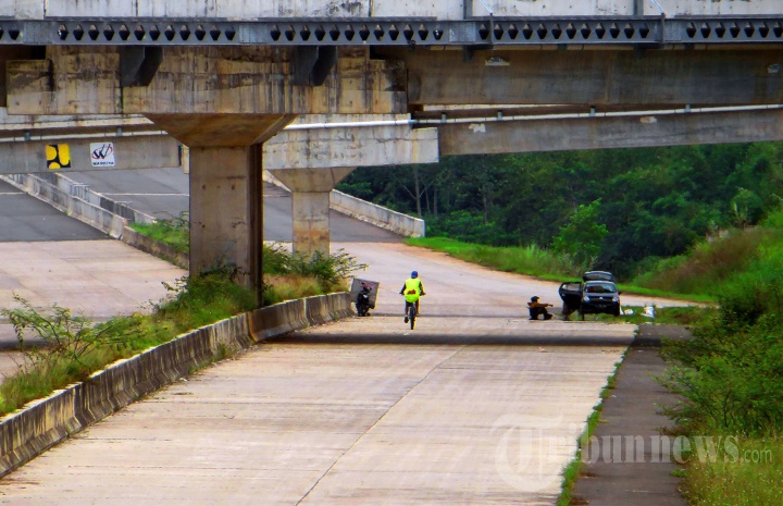Terhambat Pembebasan Lahan, Tol Cisumdawu Terbengkalai